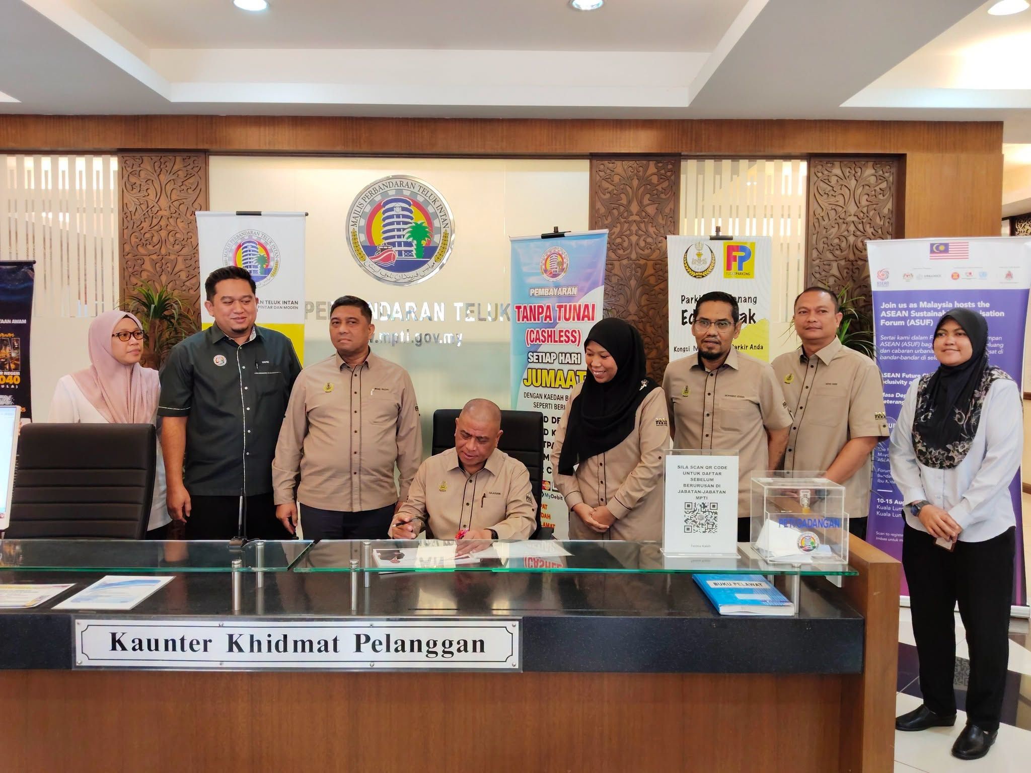 KUNJUNG HORMAT YAB MENTERI BESAR PERAK KE MAJLIS PERBANDARAN TELUK INTAN