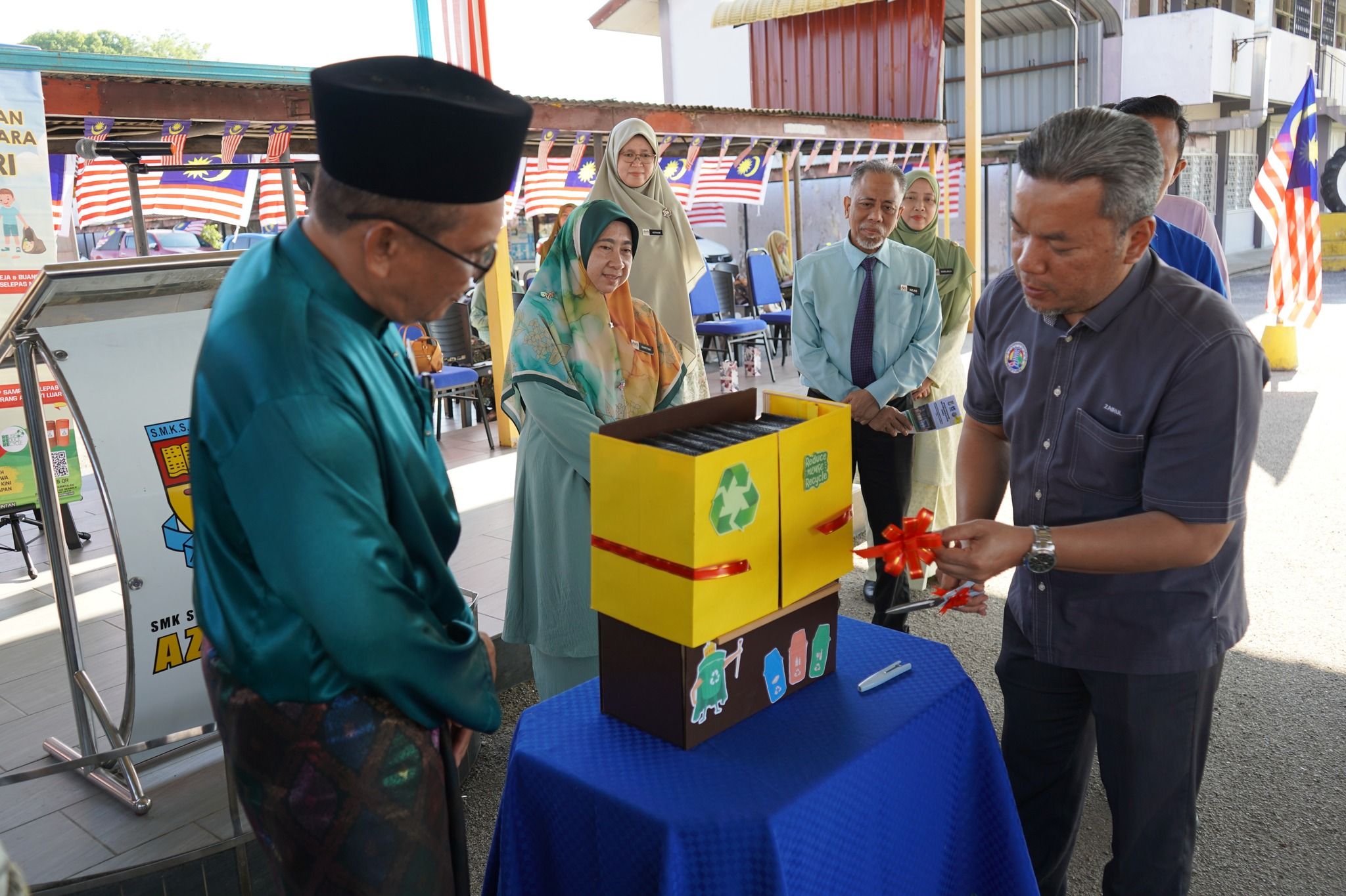 MAJLIS PENYERAHAN HUB PENGUMPULAN KITAR SEMULA KEMPEN KESEDARAN INSENTIF HIJAU (3R) DIBAWAH PROGRAM LOCAL AGENDA 21 (LA21) KEPADA SEKOLAH-SEKOLAH DI DAERAH HILIR PERAK DAN DAERAH BAGAN DATUK