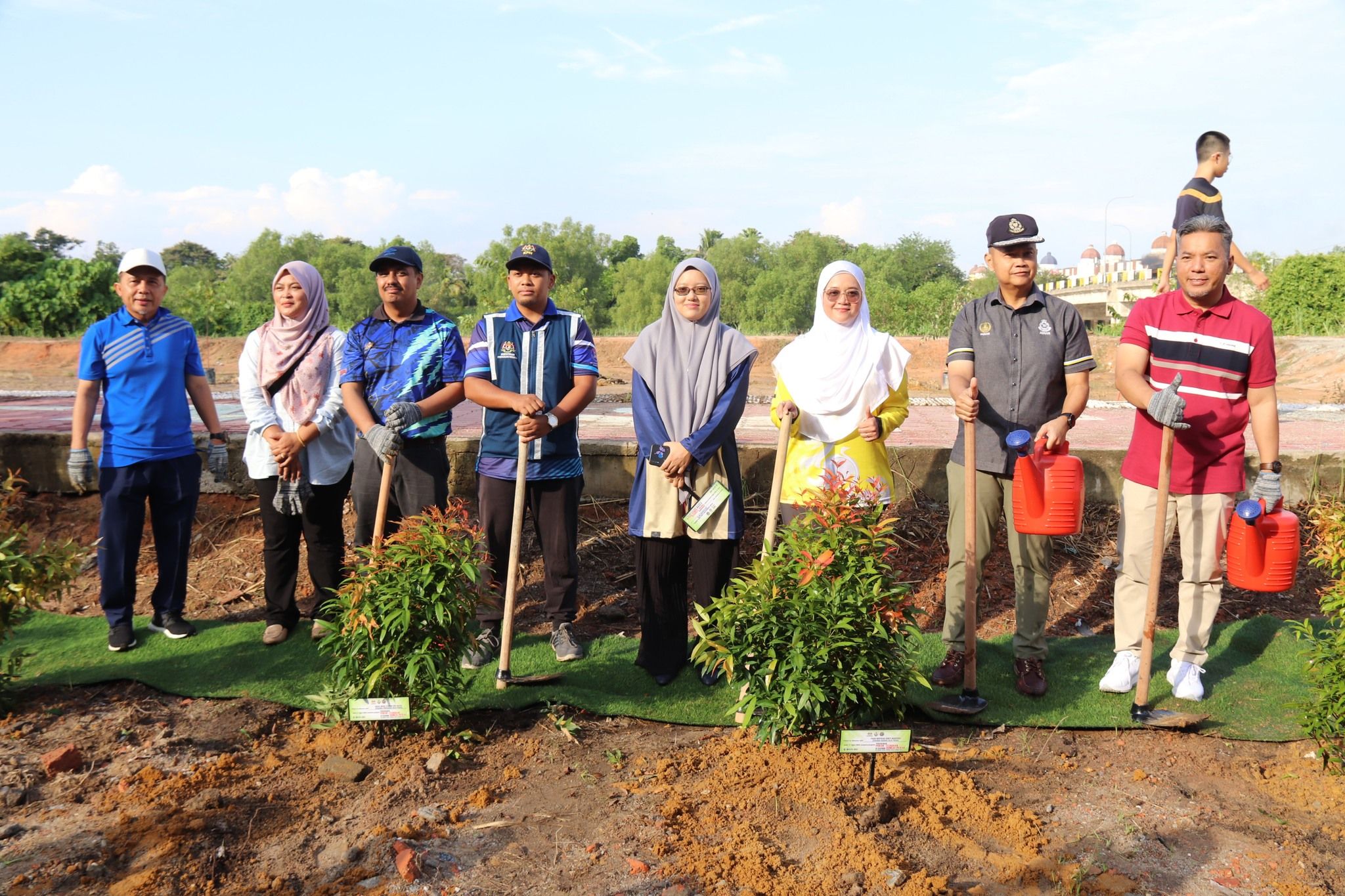 PROGRAM PENANAMAN POKOK TEDUHAN DI PERSISIR SUNGAI PERAK