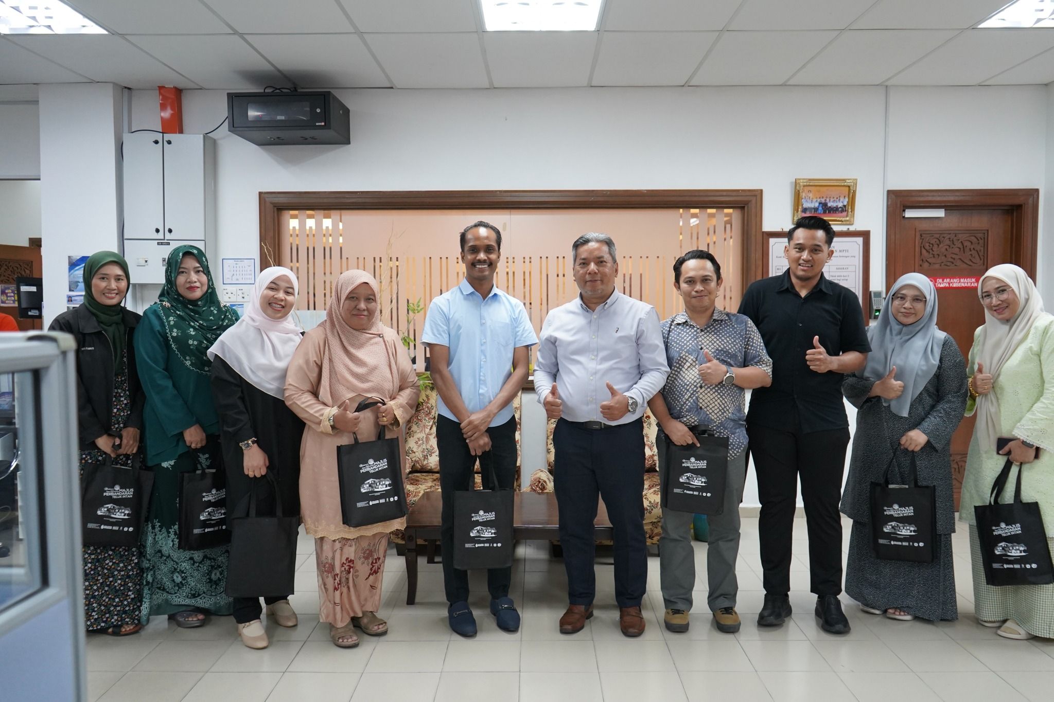 PENYERAHAN SUMBANGAN RAMADAN YANG DIPERTUA MPTI MERIAHKAN SAMBUTAN BULAN MULIA